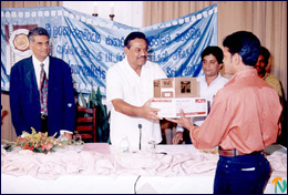 journalist-camera_091299.jpg