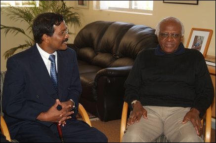 Thamilchelvan meets Archbishop Desmond Tutu