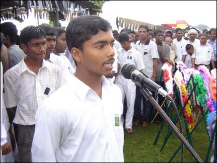 Fellow student T.Mahanasanthiran addressing the mourners