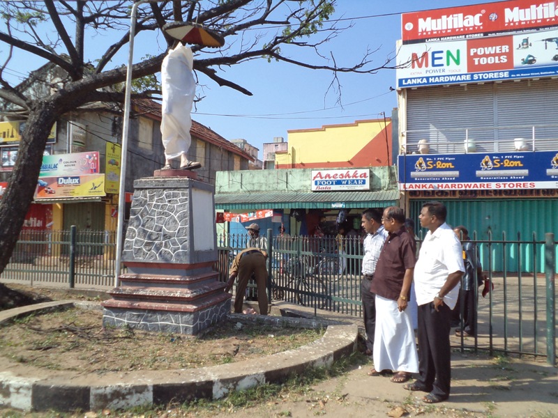 Gandhi_statue_covered.JPG