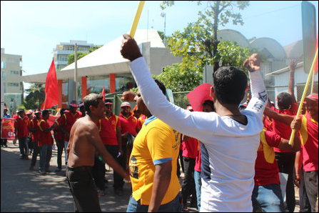 Rajapaksa supporters abusing Leftist protesters in Colombo